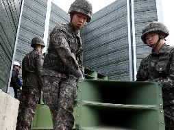 Soldados surcoreanos desmantelan las torres de altavoces de propaganda instaladas en la frontera con Corea del Norte tras los acuerdos alcanzados en la cumbre entre Seúl y Pyongyang. EFE/C. Sung-jun