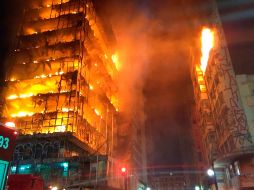 Las llamas comenzaron en la madrugada, y el fuego se esparció rápidamente por el resto de plantas y afectó a un edificio vecino. AP/BOMBEROS DE BRASIL
