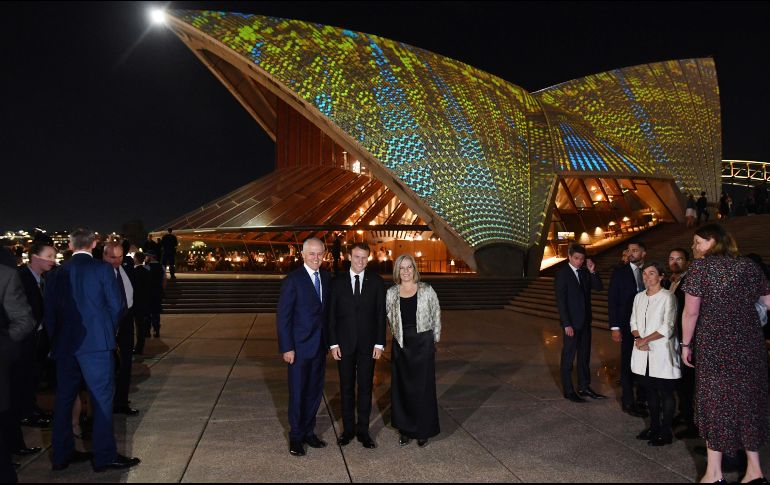 El presidente francés Emmanuel Macron (c) posa con el primer ministro de Australia, Malcolm Turnbull (i), y su esposa, Lucy, en la Casa de la Ópera de Sídney. AP/M. Tsikas