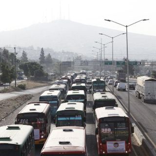 Camioneros saturan Periférico en demanda de aumento en tarifas