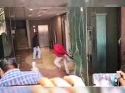 Los inconformes tiraron el portón metálico de entrada al órgano legislativo para destruir inmobiliario de oficina, como computadoras, sillones y escritorios. TWITTER / @ataxop