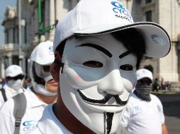 Telefonistas participan junto a otros miles de trabajadores en demanda de mejores condiciones laborales hoy, martes 1 de mayo de 2018. EFE / M. Guzmán