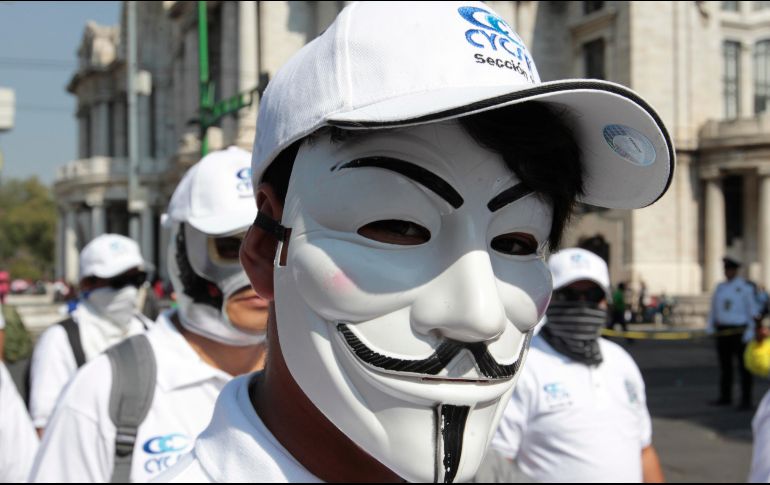 Telefonistas participan junto a otros miles de trabajadores en demanda de mejores condiciones laborales hoy, martes 1 de mayo de 2018. EFE / M. Guzmán