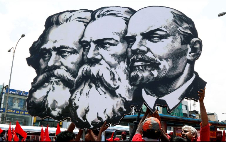 Miembros del partido socialista en Sri Lanka sostienen imágenes de Marx, Engels y Lenin. EFE / M. Kumara