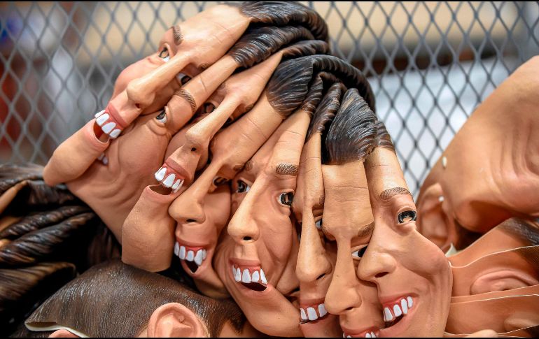 Máscaras con el rostro de Luis Suárez. AFP/A. Estrella
