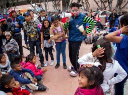 Niños parte de la caravana migrante recibieron regalos por parte de una radiodifusora y de la sociedad civil ayer, lunes 30 de abril de 2018. NTX / E. Jaramillo