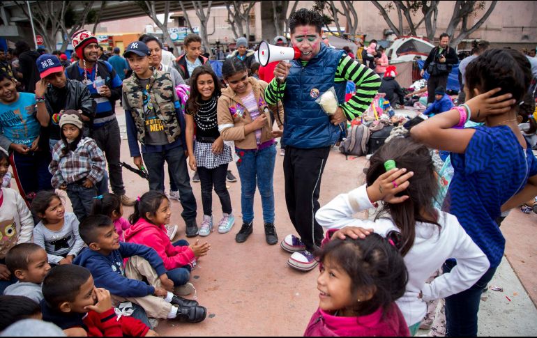 Niños parte de la caravana migrante recibieron regalos por parte de una radiodifusora y de la sociedad civil ayer, lunes 30 de abril de 2018. NTX / E. Jaramillo