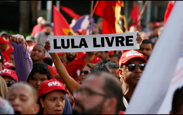 Muchos manifestantes vistieron de rojo, el color del Partido de los Trabajadores, al que pertenece Lula. EFE/ H. Alves