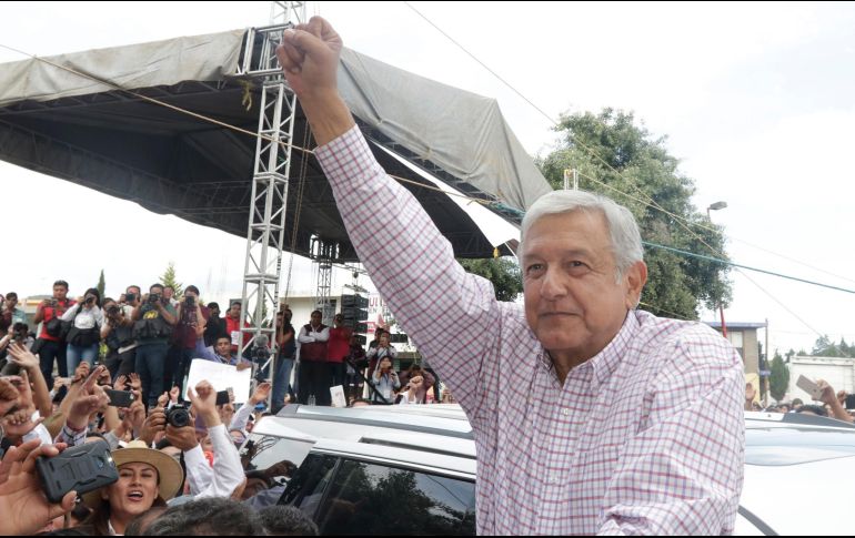 Acompañado de Miguel Barbosa, López Obrador explicó su plan energético que consiste en construir dos refinerías en Ciudad del Carmen y Dos Bocas, Tabasco. NTX / C. Pacheco