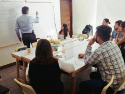 Los asistentes reciben asesorías y charlas. ESPECIAL