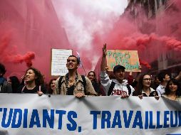 Los choques entre manifestantes y policías dejaron un herido leve; reportan varios comercios saqueados e incendiados. AFP/A. Poujoulat