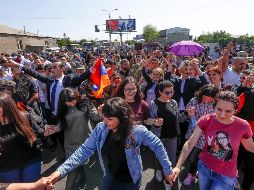 Esta mañana, los partidarios Nikol Pashinián comenzaron a cortar el tráfico tanto en el centro de Ereván como en sus suburbios. AP/S. Grits