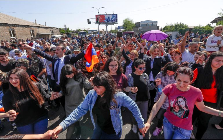 Esta mañana, los partidarios Nikol Pashinián comenzaron a cortar el tráfico tanto en el centro de Ereván como en sus suburbios. AP/S. Grits