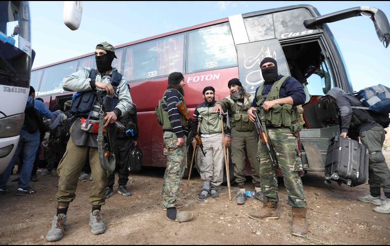 Autoridades sirias comenzaron a aplicar el acuerdo alcanzado para la salida de yihadistas del campo de refugiados de Al Yarmuk. AFP/O. Haj Kadour