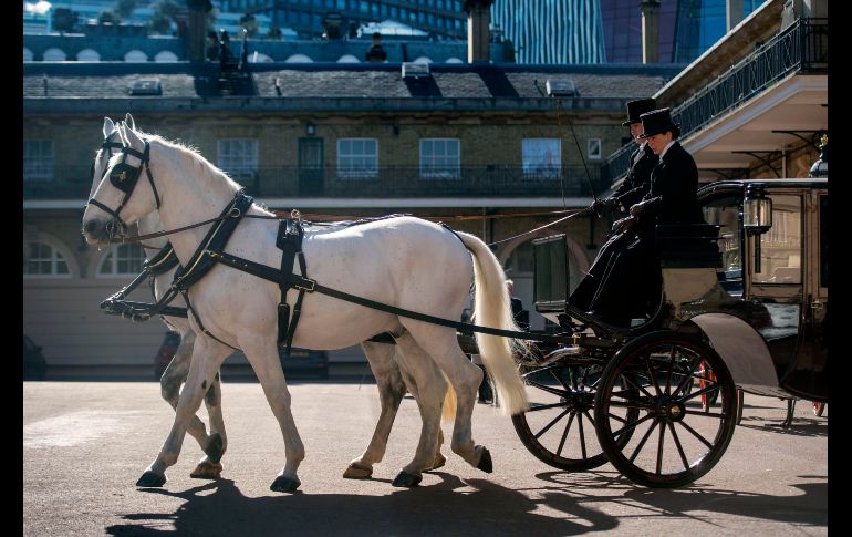Viajarán jalados por cuatro caballos desde el castillo de Windsor al centro de la ciudad y regresarán a la recepción. AP / V. Jones