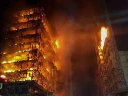 Un edificio de 24 pisos ocupado por personas sin techo se incendió y colapsó. AFP