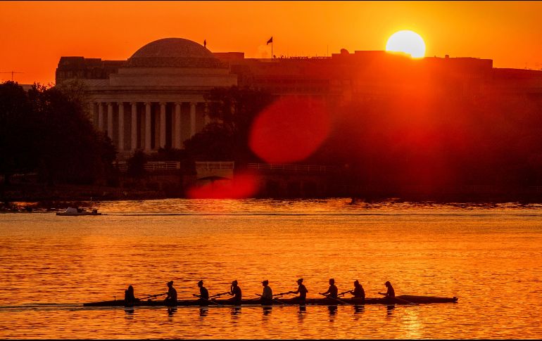 Remadores pasan por el río Potomac mientras el Sol sale sobre el monumento a Jefferson en Washington, D.C. AP/J. Ake