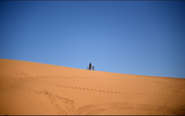 Un competidor participa en la cuarta etapa de la carrera de ciclismo de montaña Titan Desert 2018, entre Boumalne Dades y Merzouga, en Marruecos. AFP/F. Fife