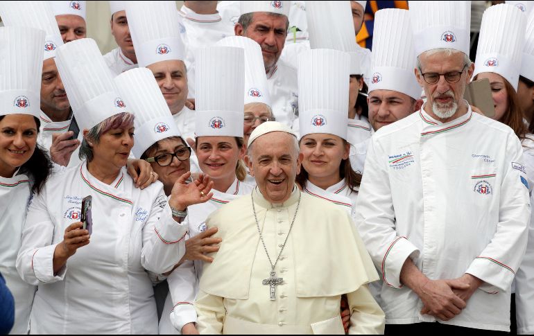 El Papa Francisco posa con un grupo de chefs de Toscana, en el marco de la audiencia general de los miércoles en la plaza del San Pedro, en el Vaticano. AFP/A. Medichini