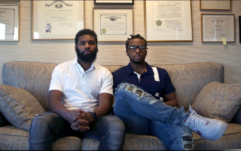 Rashon Nelson y Donte Robinson fueron arrestados en un Starbucks de Filadelfia el 12 de abril por estar sentados sin pedir nada. AP / J. Larma