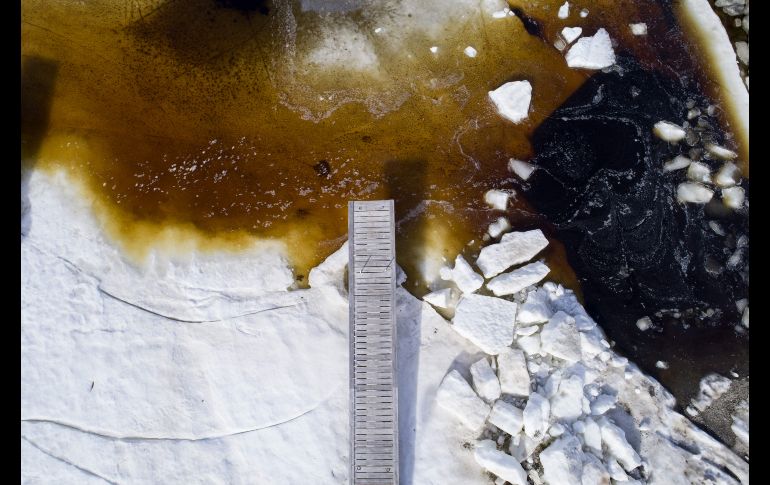 El hielo derritiéndose rodea un muelle de madera en el archipiélago Merenkurkku, Finlandia. En pleno invierno, el hielo alcanza 50 cm de espesor. AFP/O. Morin