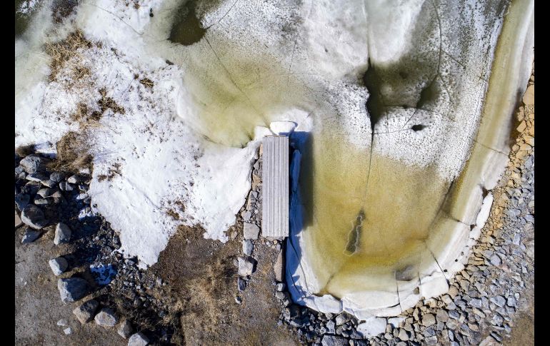 El deshielo dura dos meses.También se crean texturas turbias, como la espuma sobre la tierra ocre en algunos lugares. AFP/O. Morin