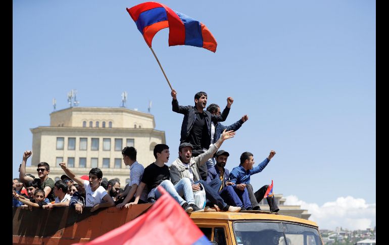 Simpatizantes del opositor Nikol Pashinián se manifiestan en Ereván, Armenia. Pashinián pidió hoy a sus partidarios que cesen sus protestas, tras asegurar que cuenta con apoyo suficiente en el parlamento para ser investido primer ministro. AP/S. Grits