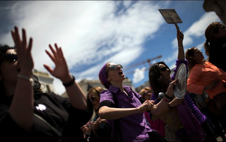 Mujeres protestan en Madrid en contra de la sentencia en el llamado caso de La Manada. Un tribunal de Pamplona condenó el 26 de marzo a cinco hombres por el cargo de abuso sexual, pero no por violación, a una joven en 2016. AP/F. Seco