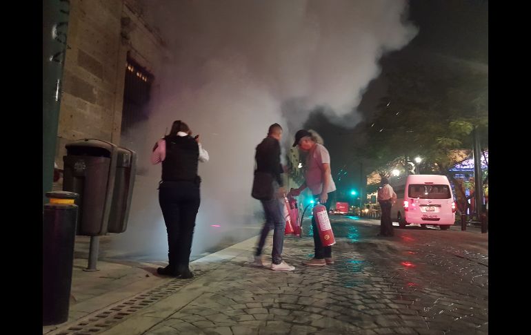 Las llamas fueron sofocadas desde la superficie con extintores y con la ayuda de guardias municipales que acudieron al punto. EL INFORMADOR / S. Rodríguez