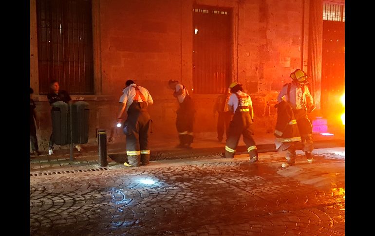 Las llamas fueron sofocadas desde la superficie con extintores y con la ayuda de guardias municipales que acudieron al punto. EL INFORMADOR / S. Rodríguez