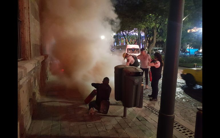 Las llamas fueron sofocadas desde la superficie con extintores y con la ayuda de guardias municipales que acudieron al punto. EL INFORMADOR / S. Rodríguez