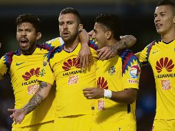 Jérémy Ménez (segundo de izquierda a derecha) y Mateus Uribe (primero de derecha a izquierda) fueron los artífices del triunfo de las Águilas en la ida de los Cuartos de Final frente a los Pumas. MEXSPORT