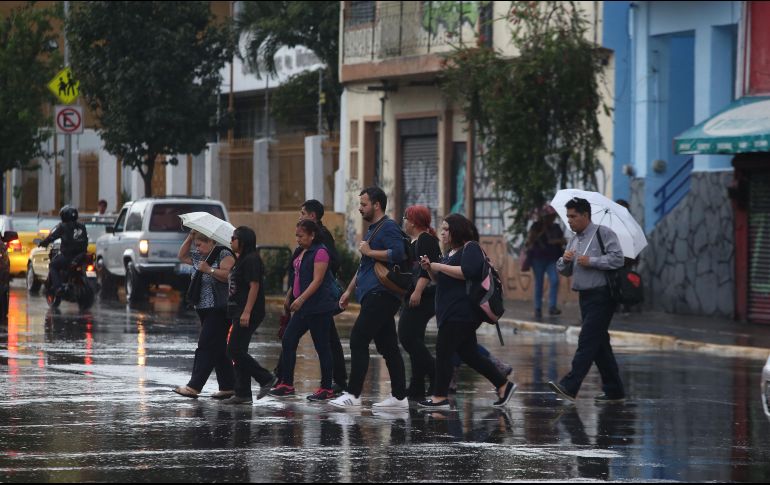 Recomiendan a la población tomar precauciones al salir de casa ante la posibilidad de lluvias. EL INFORMADOR/ARCHIVO