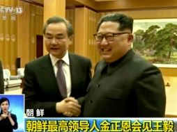 Wang Yi, ministro chino de Relaciones Exteriores, es el primer canciller de China que visita Corea del Norte en 11 años. AP / CCTV