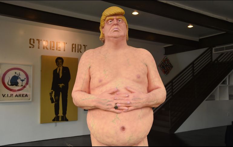 La estatua es obra de un colectivo anarquista que creó una serie de cinco ejemplares, bautizada como “El emperador no tiene pelotas”. AFP / ARCHIVO