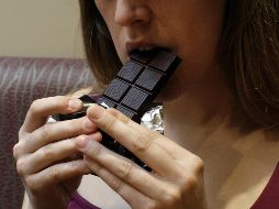 Los investigadores concluyen que el consumo de una barra de chocolate negro, disponible en el mercado, mejora la capacidad de ver objetivos de bajo y alto contraste. AP / ARCHIVO
