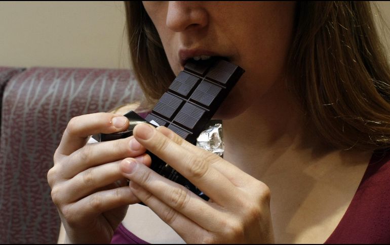 Los investigadores concluyen que el consumo de una barra de chocolate negro, disponible en el mercado, mejora la capacidad de ver objetivos de bajo y alto contraste. AP / ARCHIVO