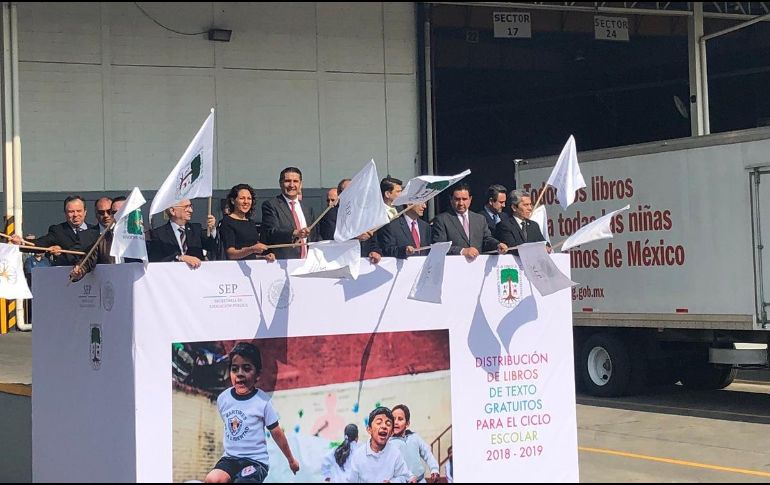 Otto Granados Roldán, secretario de Educación Pública, dio el banderazo de salida a los primeros tráileres con libros para los estados de Campeche, Michoacán, Puebla y Tlaxcala. TWITTER / @Conaliteg