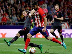 Costa prepara el disparo para anotar el gol del Atlético de Madrid. EFE/J. J. Martín
