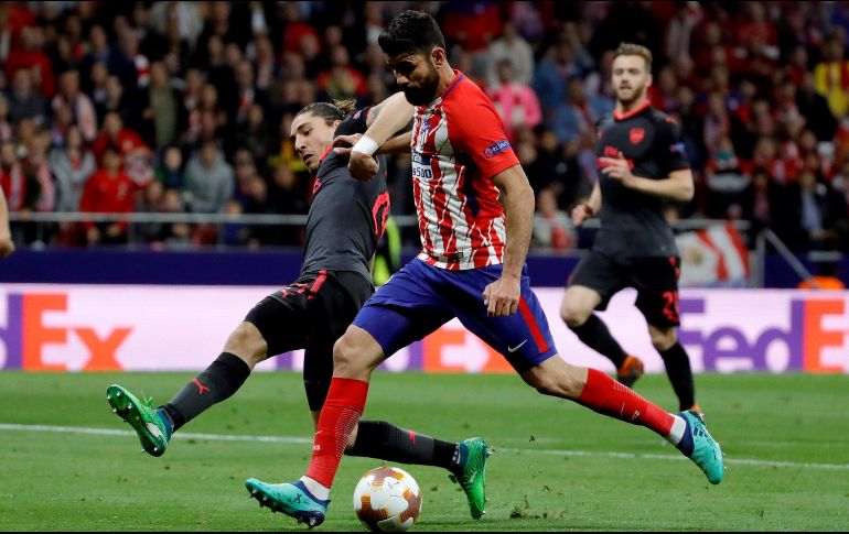 Costa prepara el disparo para anotar el gol del Atlético de Madrid. EFE/J. J. Martín