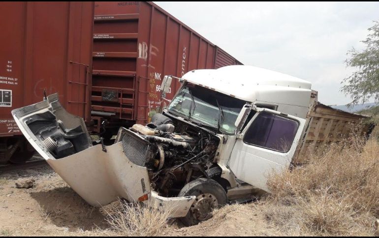 El vehículo terminó con afectaciones en la parte delantera de la cabina, sin embargo nada considerado de gravedad.  ESPECUAL/ Policía de Tlajomulco
