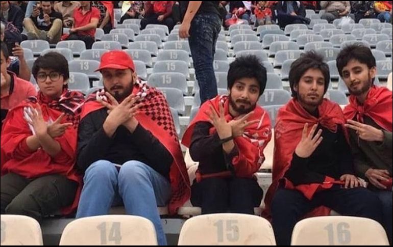 Las aficionadas refirieron que el público en el estadio las felicitó por su valentía. ESPECIAL/INTERNET