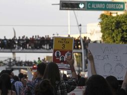 Aunque no se encontraron restos genéticos en los tinacos donde los estudiantes habrían sido disueltos en ácido, sí se encontraron restos de dos de ellos en el suelo y en un par de esposas. EL INFORMADOR / ARCHIVO