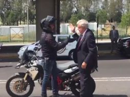 Al descender de la motocicleta, Andrés Manuel agradece al piloto con un saludo de manos. TWITTER