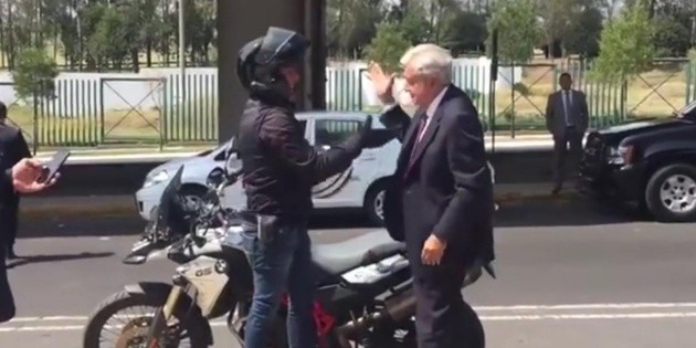 Video de L&oacute;pez Obrador llegando en moto a evento se vuelve viral