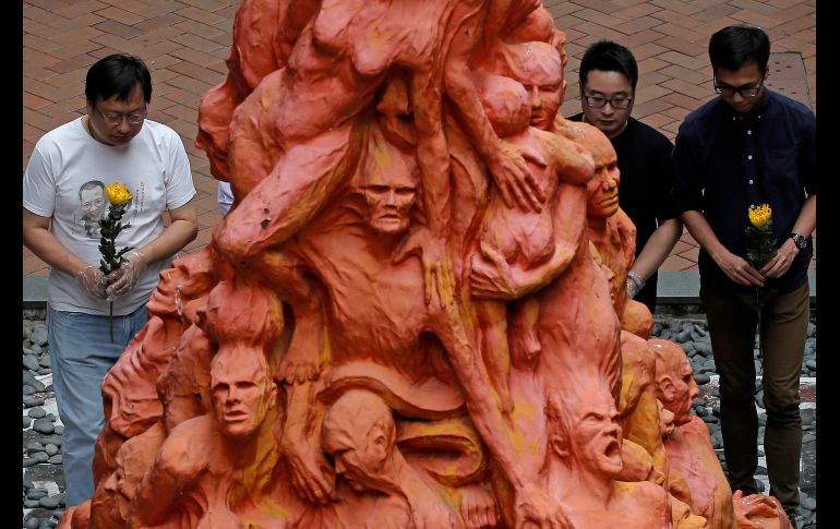 Manifestantes en Hong Kong colocan flores en la estatua 
