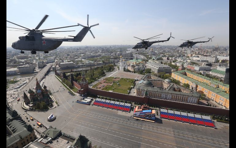 Helicópteros militares rusos vuelan sobre el complejo del Kremlin durante un ensayo para el Día de la Victoria en Moscú. El 9 de mayo se celebra la victoria en la Segunda Guerra Mundial. AP/M. Lystseva