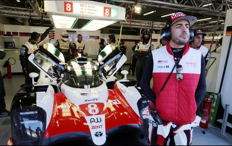 Alonso comparte el volante de un Toyota TS050 con Sebastian Buemi, y Kazumi Nakayima. EFE/TOYOTA