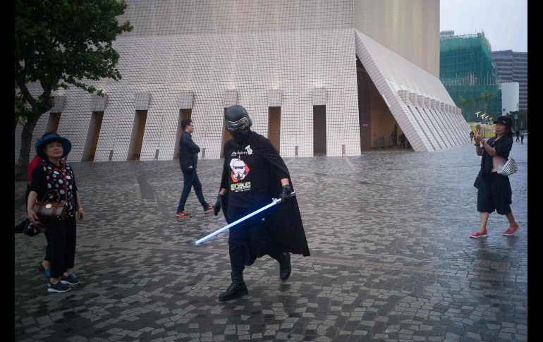 Un joven con una camiseta alusiva al día pasea en Hong Kong, China. AFP/A. Wallace