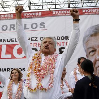 AMLO abierto a acuerdo con empresarios si hacen negocios legales